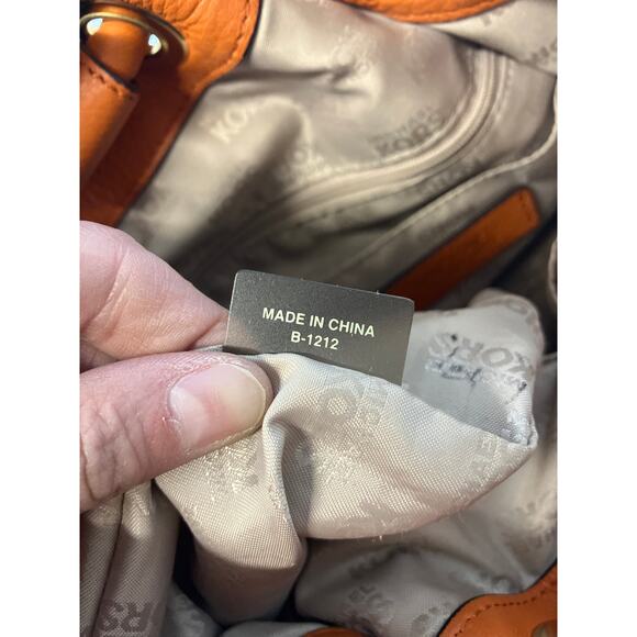 MICHAEL KORS, LARGE ORANGE PEBBLED LEATHER SHOUDLER BAG - Picture 13 of 16